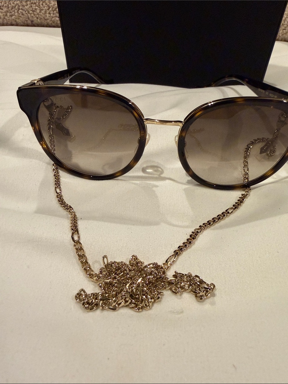 NWOT Gucci Round-Frame Injection Sunglasses with Detachable Gold Chain & Case –